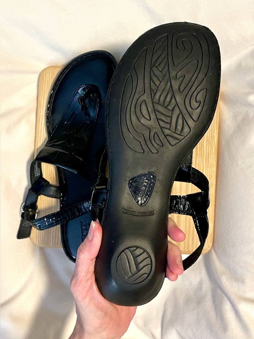 *EUC* BORN/BØRN Patent Leather Thong Sandals - Black - Women’s Size 9M - Picture 7 of 9